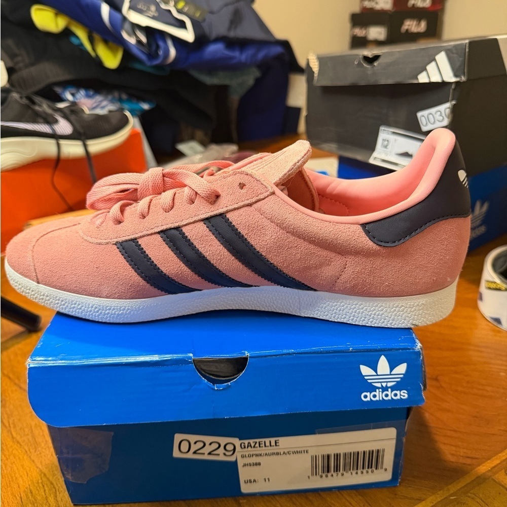 NIB NWT Men's Size 11.5 Adidas Gazelle in Pink with Black Stripes🔥🔥 - Picture 10 of 15